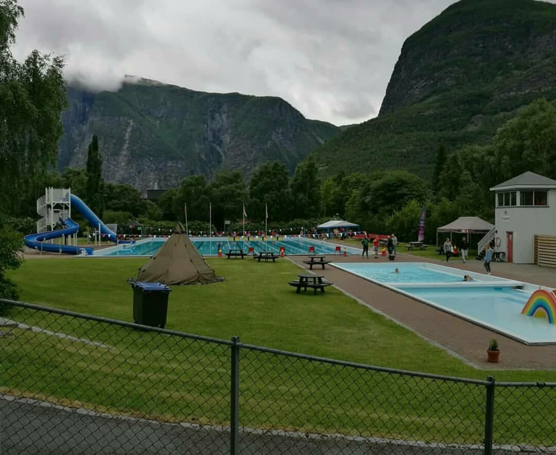 Årdalstemnet i 50 meters utendørs basseng.